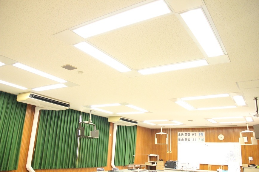 写真：児島中学校中校舎コンピュータ室