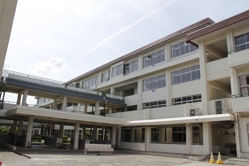 写真：緑丘小学校北校舎の外観2