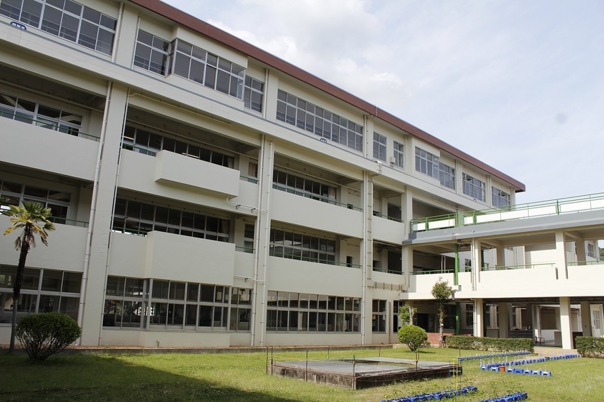 写真：緑丘小学校北校舎の外観1