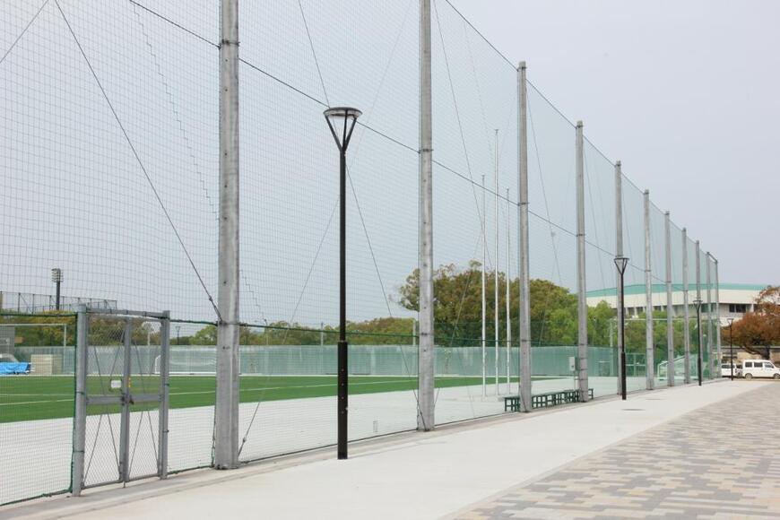 写真：水島緑地福田公園外周園路照明（昼）