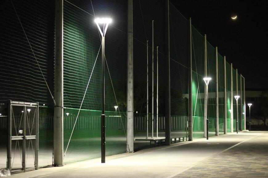 写真：水島緑地福田公園外周園路照明（夜）