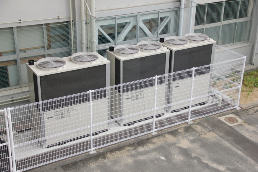 写真：玉島東中学校特別教室空調室外機