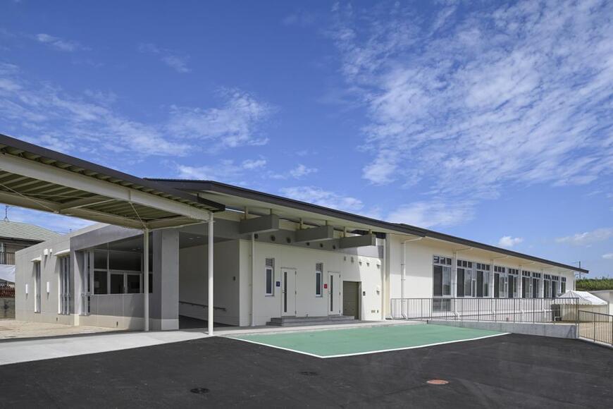 写真：箭田小学校上屋付プールの外観