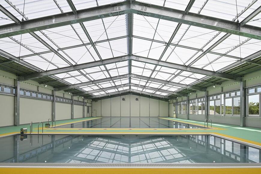 写真：箭田小学校上屋付プールの内装