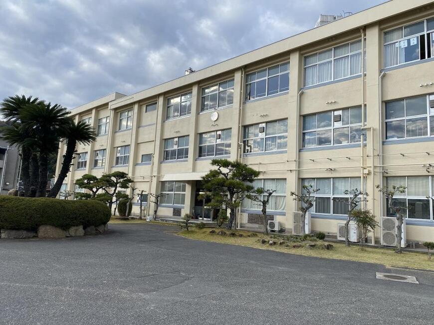 写真：黒崎中学校南校舎の外観