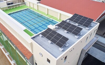 写真:南中学校 太陽光発電機設置
