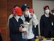 写真：ドローンを操作する子どもと指導者