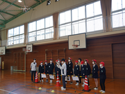 写真：説明を聞く子どもたち