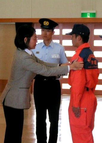 写真：市長が隊員ン位ワッペンを授与する様子