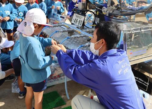 写真:給水車から給水パックに注水する様子