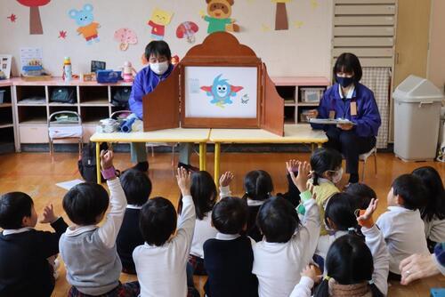 写真:「おいしいね くらしきのすいどうすい」の紙芝居の様子