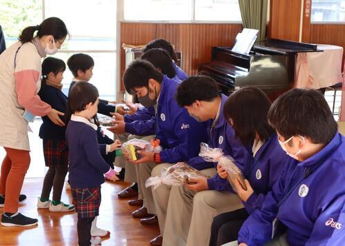 写真:園児の皆さんからお礼のプレゼント