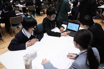 写真：G7倉敷こどもサミットの様子（グループでの話し合い2）