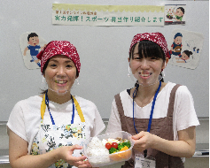 弁当と一緒に記念写真