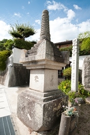 写真：堂応寺宝篋印塔