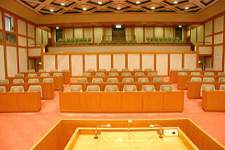 写真:後方2階が傍聴席
