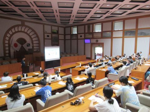 写真:市議会について説明の様子