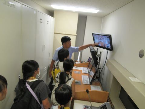 写真:施設見学の様子2