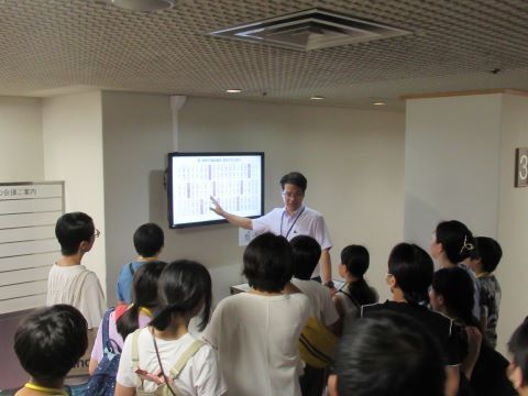 写真:施設見学の様子3