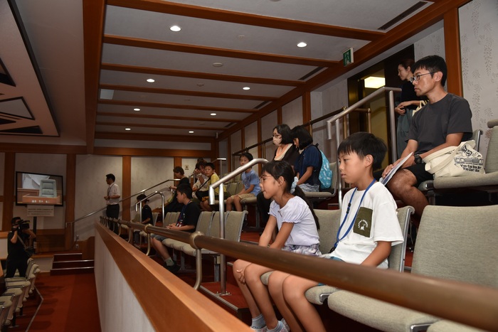 写真：傍聴席を見学する様子