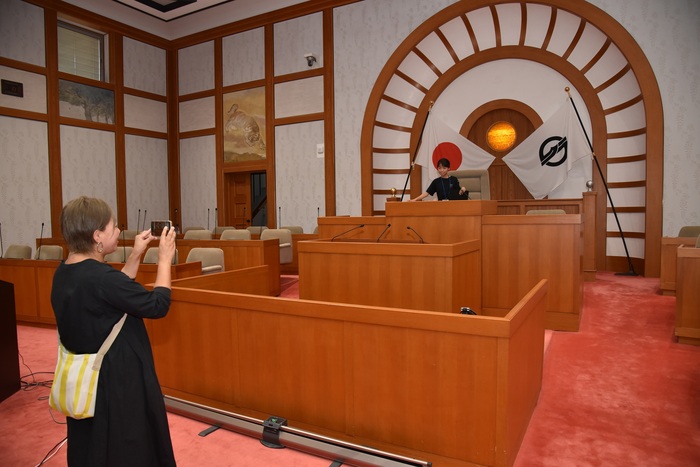 写真：議長席に座って記念撮影