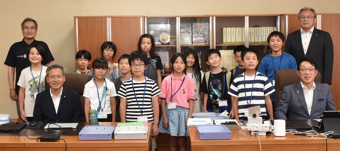 写真：正副議長室での集合写真（午後の部）