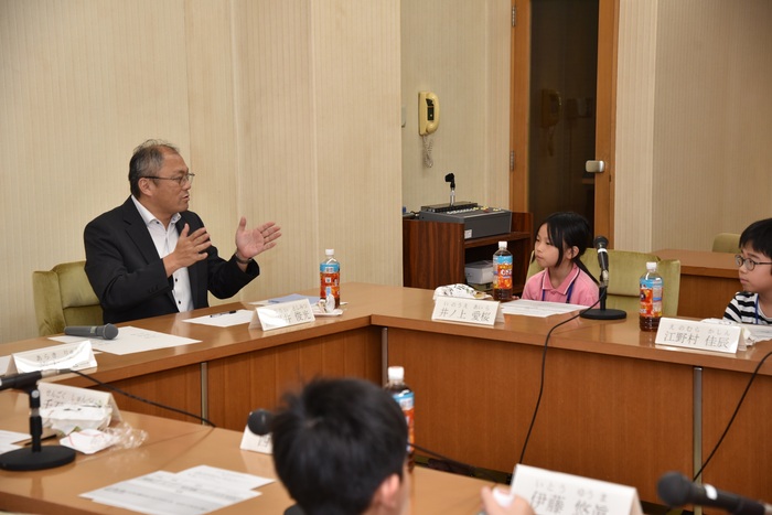 写真：議員へ質問コーナーの様子5