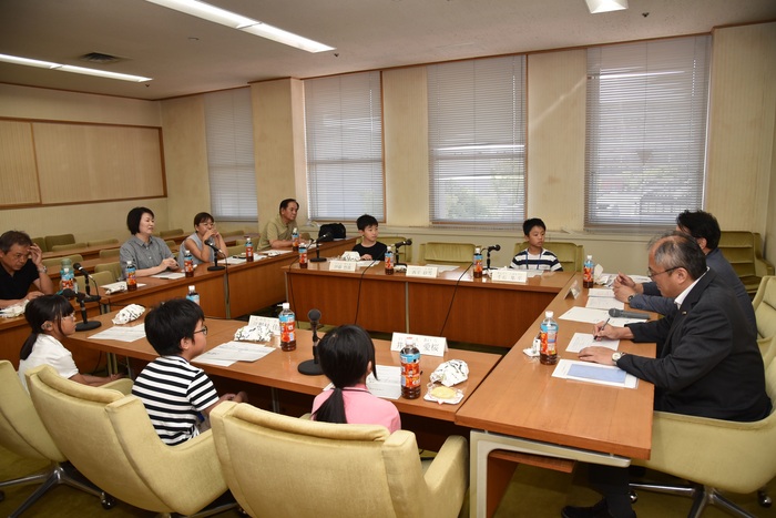 写真：議員へ質問コーナーの様子6