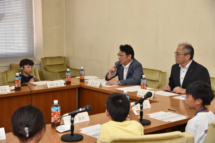 写真：議員へ質問コーナーの様子1