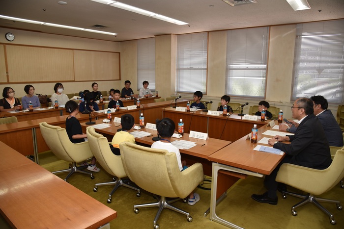 写真：議員へ質問コーナーの様子2