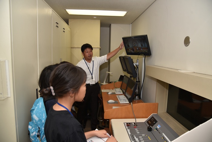 写真：モニター室を見学する様子