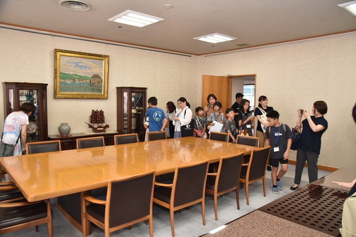 写真：正副議長応接室を見学する様子