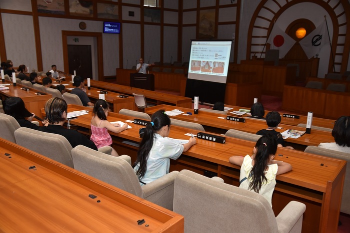 写真：市議会について説明の様子