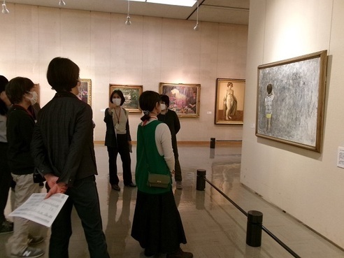 写真：館内ボランティアによる作品解説