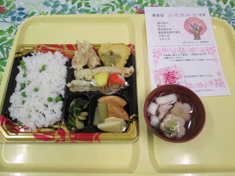 写真:お花見弁当