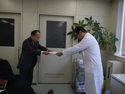 写真：倉敷市立児島市民病院経営健全化検討委員会の佐藤委員長と江田病院事業管理者2