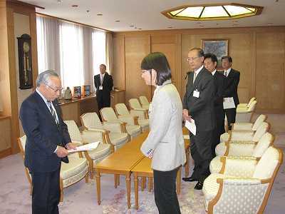 写真：倉敷市立児島市民病院経営健全化検討委員会の鳥越委員長から伊東市長へ答申書の提出1