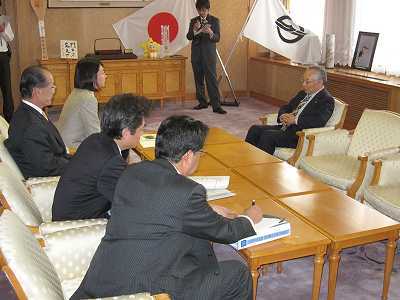 写真：倉敷市立児島市民病院経営健全化検討委員会の鳥越委員長から伊東市長へ答申書の提出2