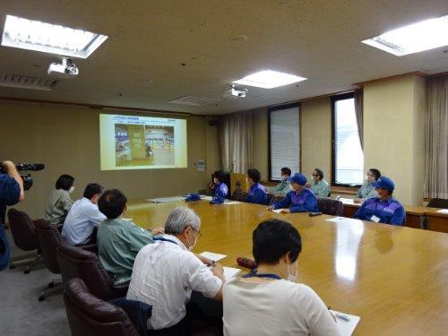 写真:市長へ活動報告をする様子
