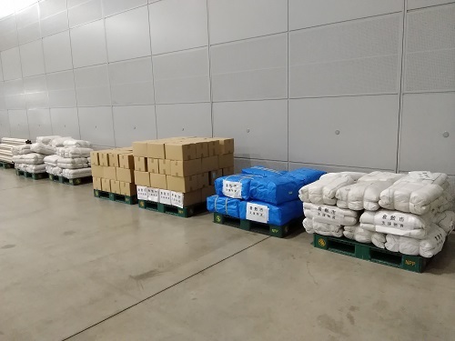 写真:荷下ろしした物資