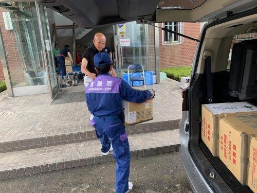 写真:避難所へ荷下ろしする様子