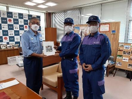 写真：村上市・高橋市長に手渡す様子