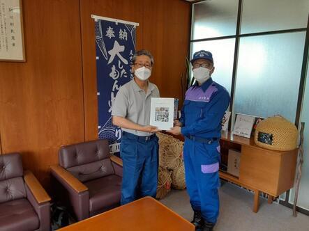 写真：関川村・加藤村長に手渡す様子