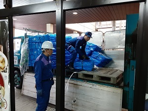 写真：物資搬送の様子