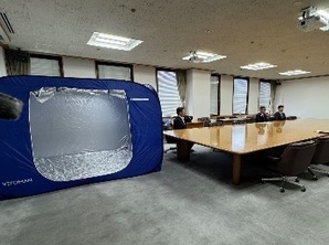 写真:寄附品の屋内用テントを寄附採納式で披露している様子
