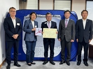 写真:藤井地区ガバナー様、伊東香織倉敷市長ほか関係者との記念撮影の様子