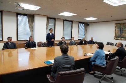 写真:協定締結者の代表である山下洋一ゾーンチェアパーソンが、伊東香織倉敷市長へあいさつされている様子