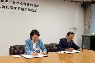 写真:署名する様子