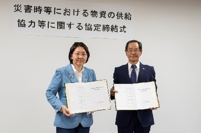 写真:調印後の協定書を持った伊東香織倉敷市長と山下ゾーンチェアパーソンが、並んで記念撮影している様子