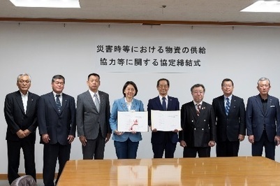 写真:いとうかおり倉敷市長、なかしまみつひろ倉敷市議会議長並びにライオンズクラブ国際協会336-B地区4R‐2Zの全ての出席者が一同に会しての記念撮影の様子